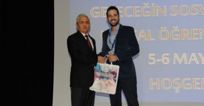 Hicret Sever'e ödülünü BEÜ Rektör Yardımcısı Prof. Dr. Hamza Çeştepe verdi.